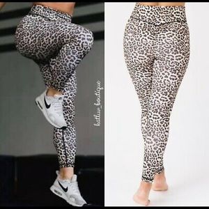 ZYIA Leopard Brilliant Scrunchy What Hi-RIse 7/8 24" Leggings, 8-10